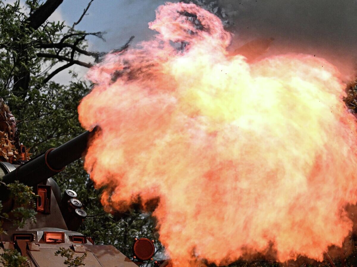    Самоходно-артиллерийская установка 2С23 "Нона-СВК" группировки войск "Центр" ведет огонь по цели во время боевой подготовки артиллеристов в зоне проведения СВО© РИА Новости / Евгений Биятов