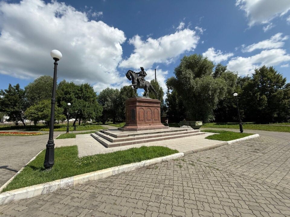    Ремонт памятника Петру I в Бийске. Источник: t.me/shchigrev_bsk