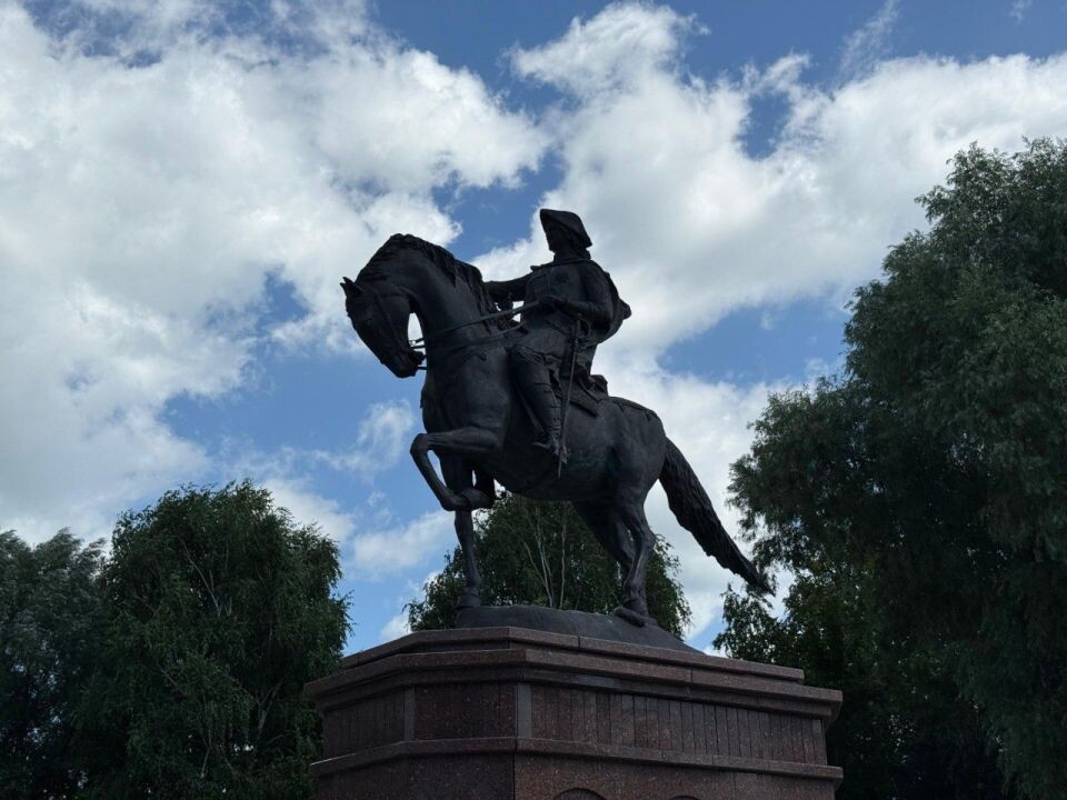    Ремонт памятника Петру I в Бийске. Источник: t.me/shchigrev_bsk