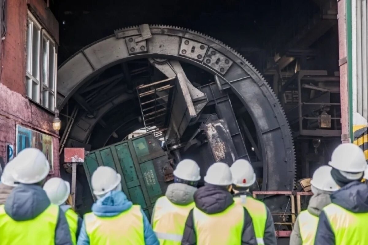    Не все школьники даже знают, с какими заводами рядом живут.