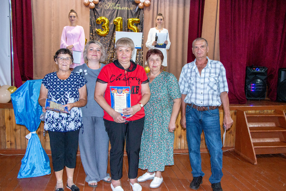 За вклад в развитие села сувениры и Почётные грамоты сельчанам вручила
Елена Фильберт.