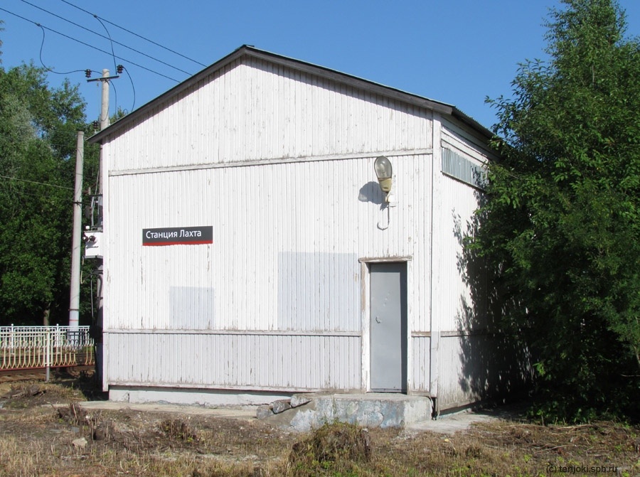 Служебное здание железнодорожной станции Лахта. Фото: А.М., 27 июля 2017 г.