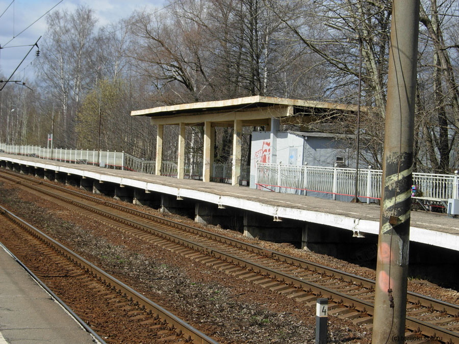 Станция Лахта. Пассажирский павильон на платформе 1. Фото: Д. Верёвкин, 21.04.2015 г.