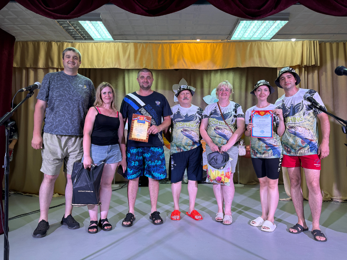 Глава Абанского района А.А. Войнич с участниками конкурса.