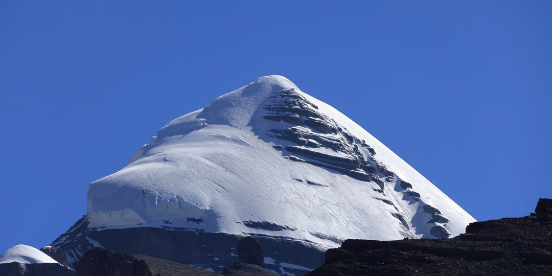 Тибет-Кайлас. Красная Скала горы Груда Драгоценностей в регионе горы Кайлас
