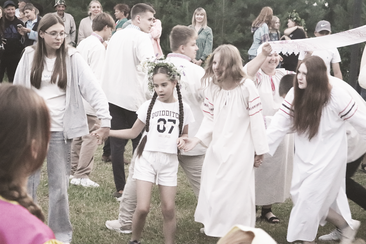 В традиционных играх с удовольствием участвовали все гости праздника.