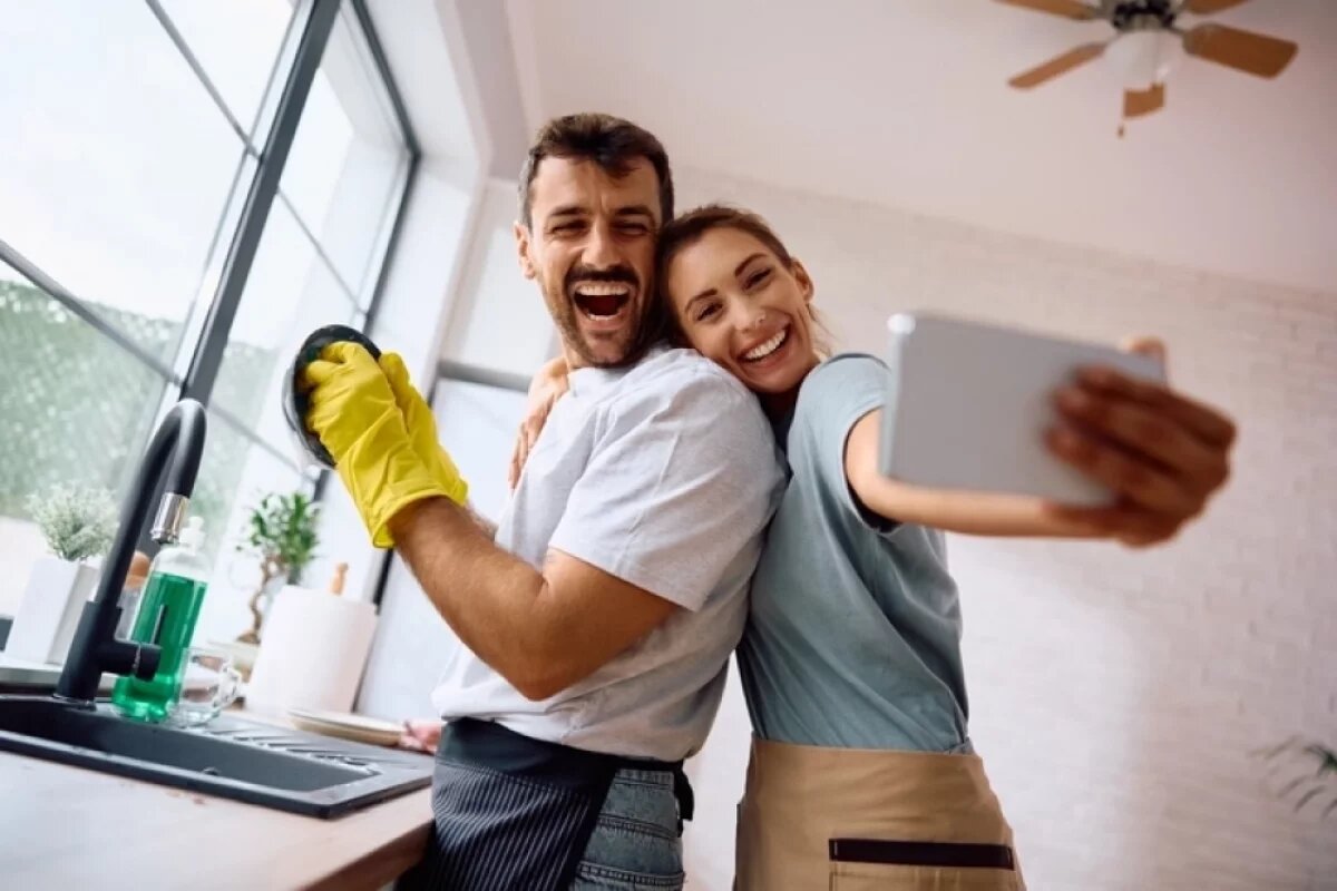    Совместное мытье посуды способствует укреплению справедливости в паре, чувства равенства и партнерства, повышает близость.