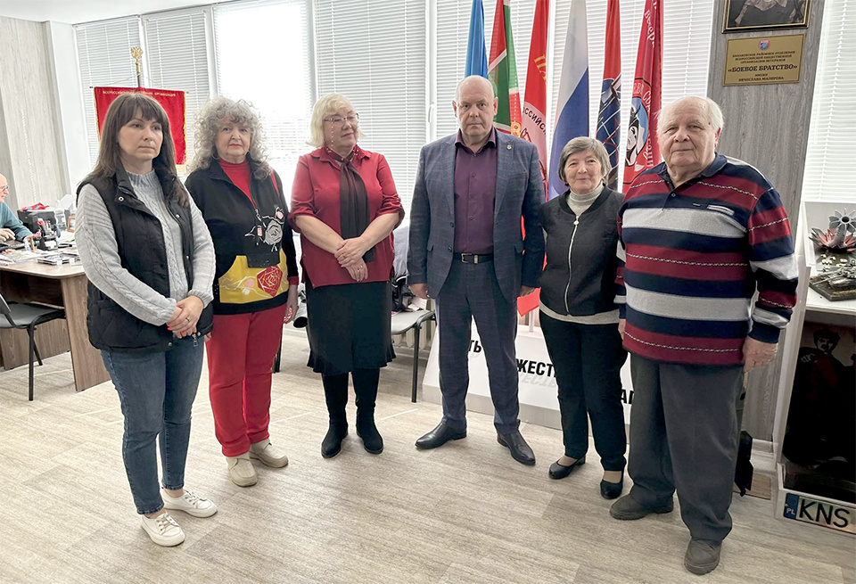 ◙ Представители актива Балаковского совета ветеранов Ольга Булгакова и Николай Маштаков в музее «Боевого братства» Балаково