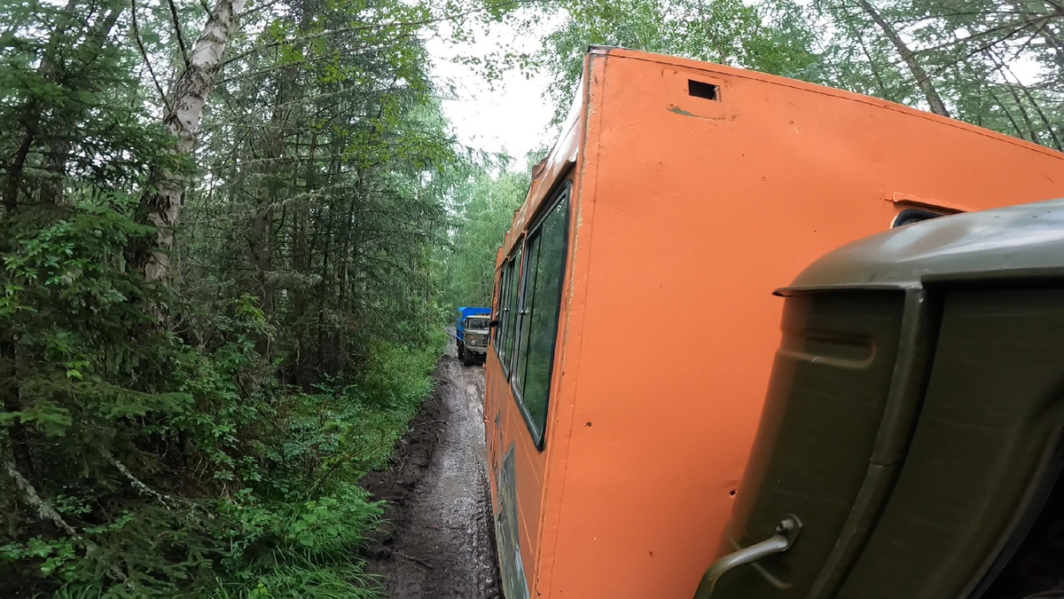 Вид из кабины ГАЗ-66 на другой ГАЗ-66