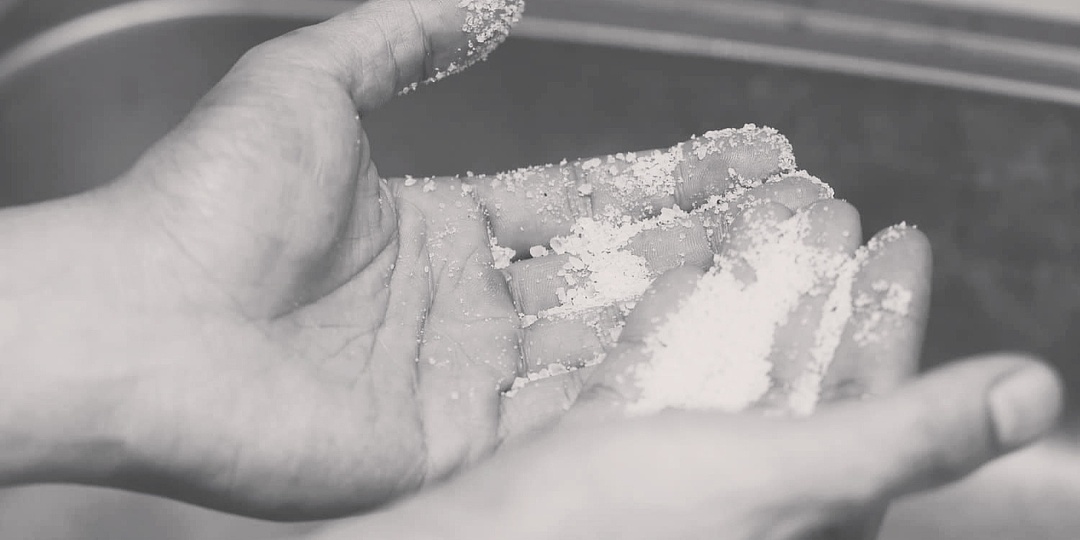 Потрите соль в руках❗пусть деньги сами в руки идут. И на возврат силы.