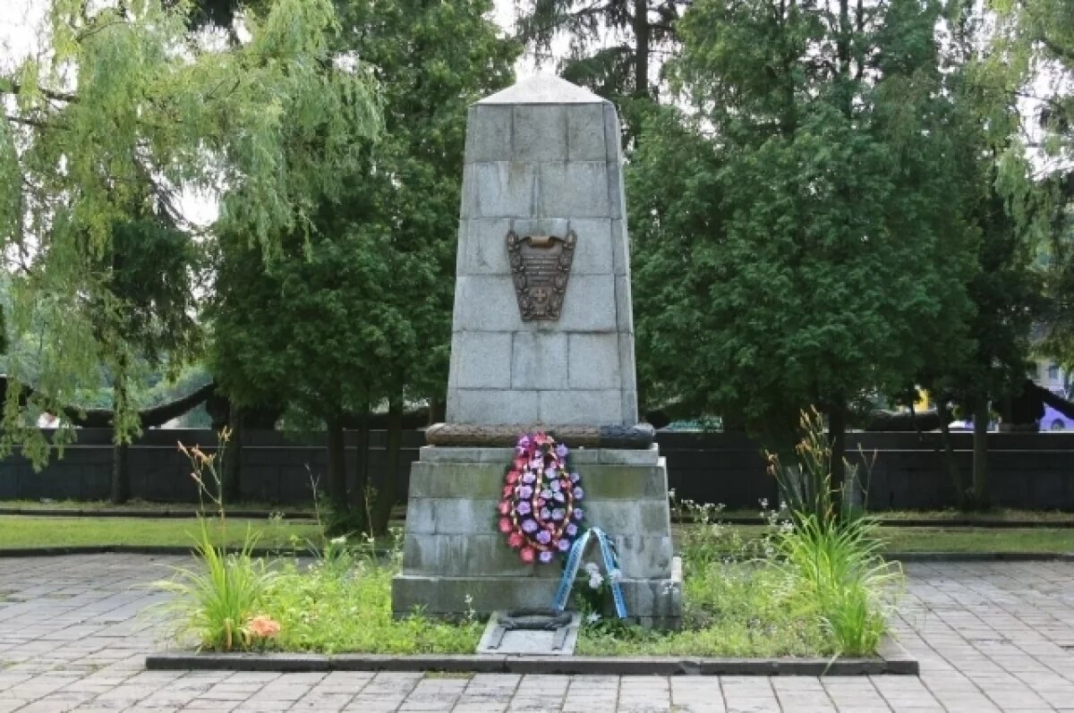    Обелиск павшим русским воинам (1952) на Холме Славы.