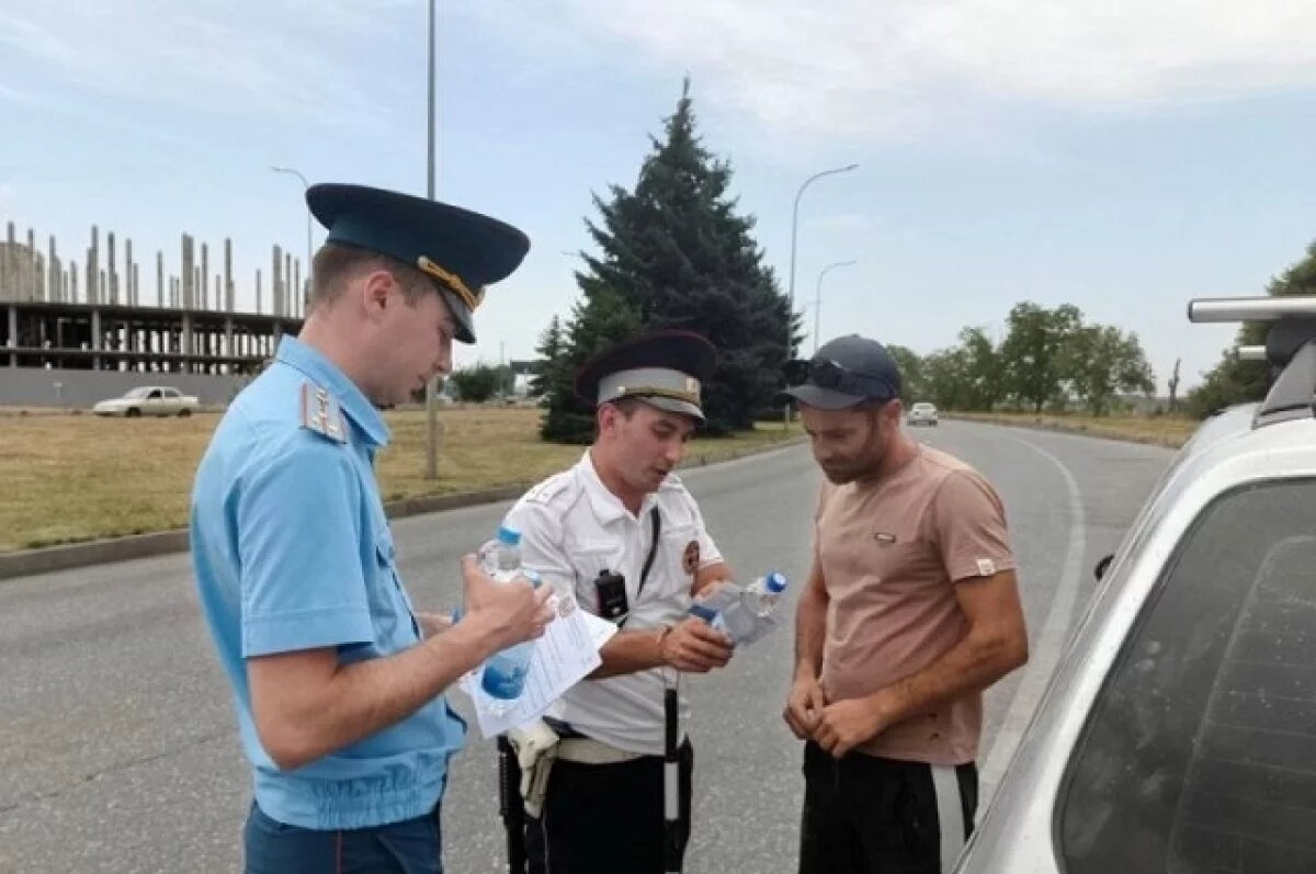    Полицейские и спасатели КБР в сильную жару раздали водителям воду