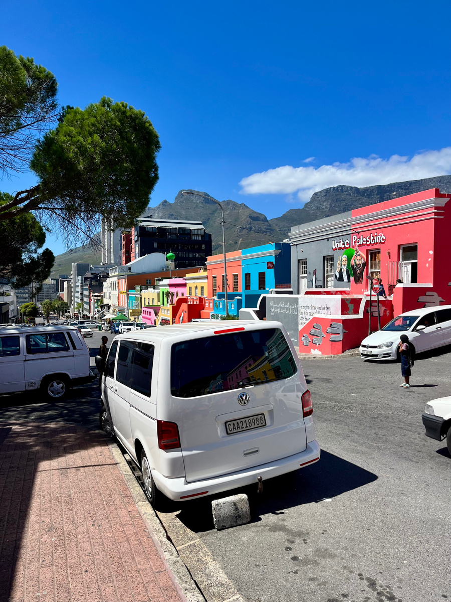 Где-то там, слева под деревом, я и припарковался