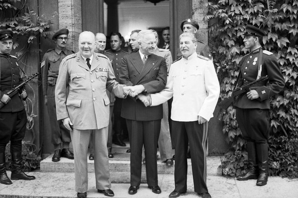 Уинстон Черчилль, Гарри Трумэн и Иосиф Сталин, Потсдам, 23 июля 1945 года / Imperial War Museums   📷