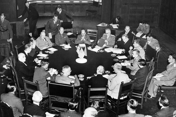    Делегации трех держав-победительниц на Потсдамской конференции за круглым столом конференц-зала в Цецилиенхофе, 17 июля 1945 года / Getty Images