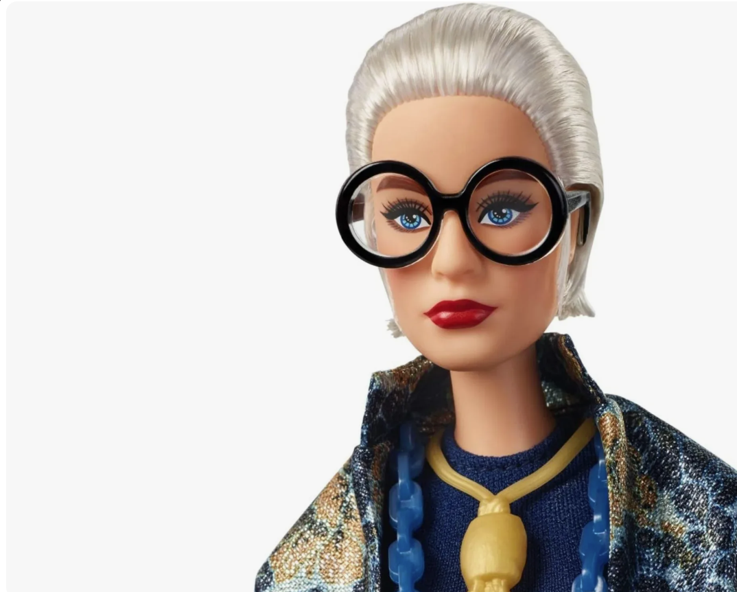 Недавно с удивлением узнала, что существует кукла Барби Айрис Апфель. Стоит она неприлично дорого. Кажется, первой Барби по легенде было 19 лет. А теперь 100! 