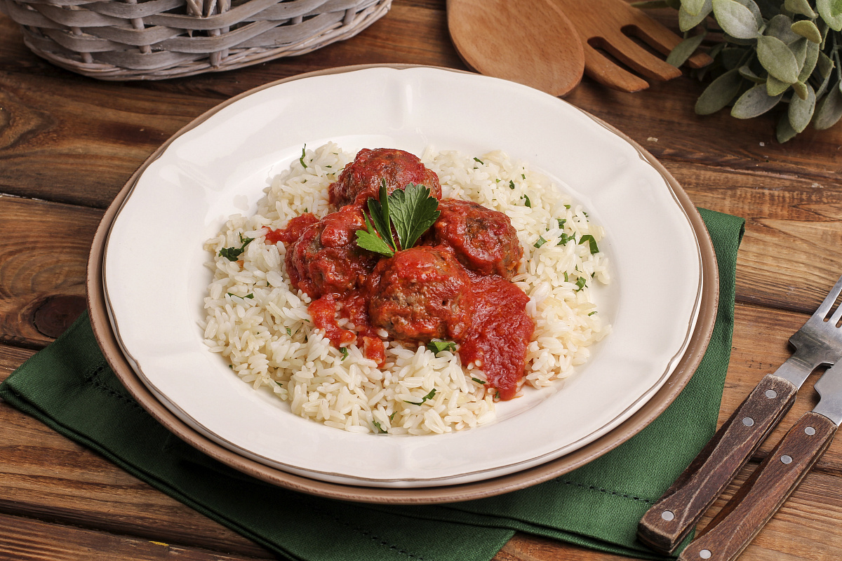 Тефтели «Как в детстве» из говядины в томатном соусе с рисом