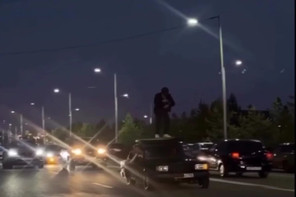   В Уфе задержан водителя, катавшего пассажира на крыше ради тренда