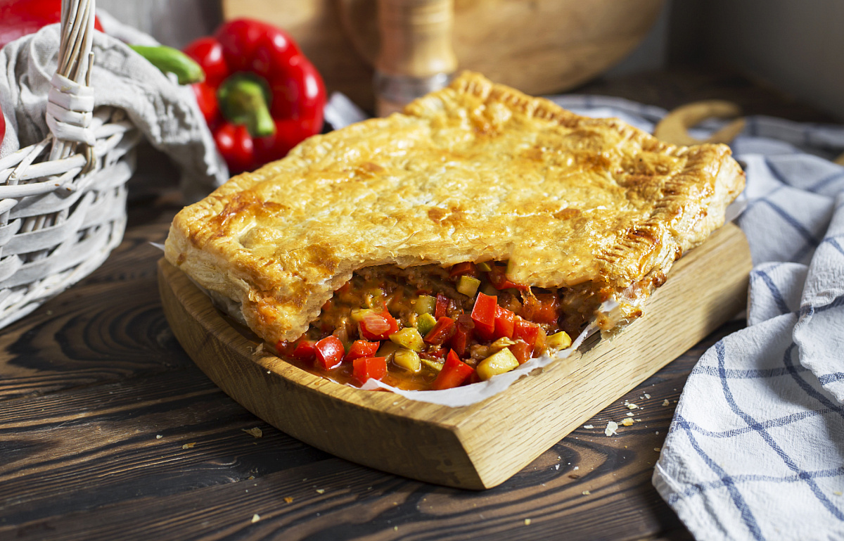 Хрустящий слоеный пирог с курицей и овощами