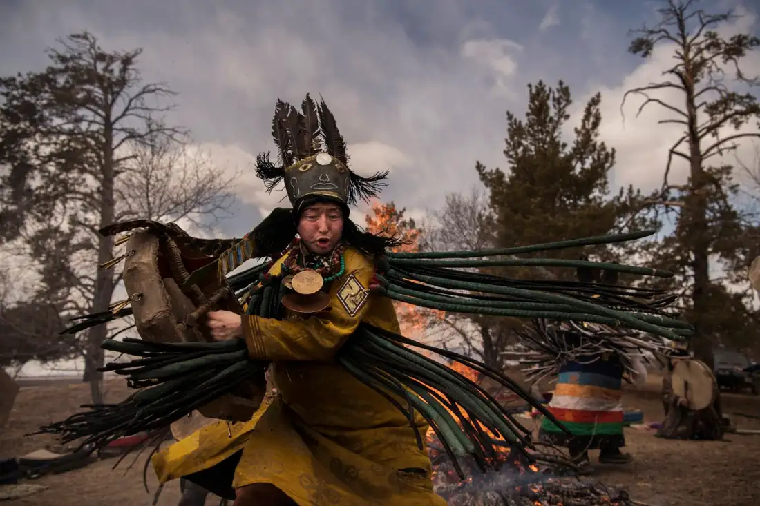 Монгольский шаман, или Буу, принимает участие в огненном ритуале в 2018 году / Kevin Frayer, Getty Images