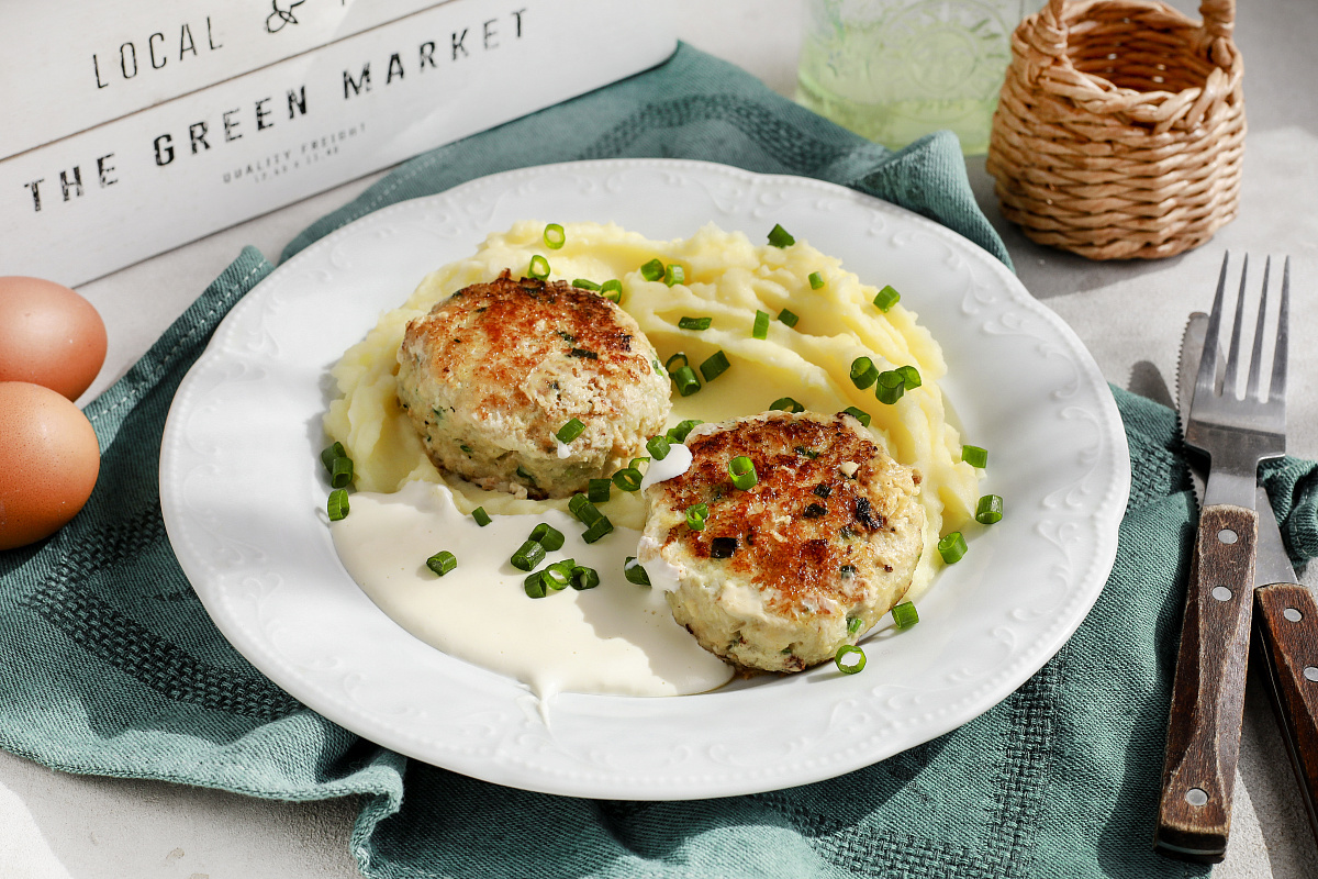 Котлетки из фарша трески с картофельным пюре и сливочным соусом