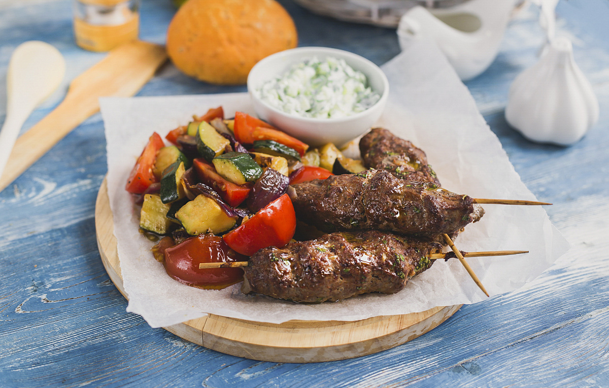 Кёфте кебаб из говядины с овощами и чесночным соусом