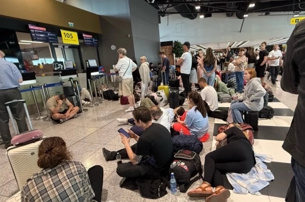    Отправляясь в путешествие, будьте готовы к сюрпризам: отпуск может начаться, например, с ожи- дания задержанного рейса.