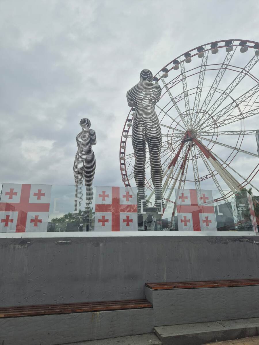 Статуя Али и Нино