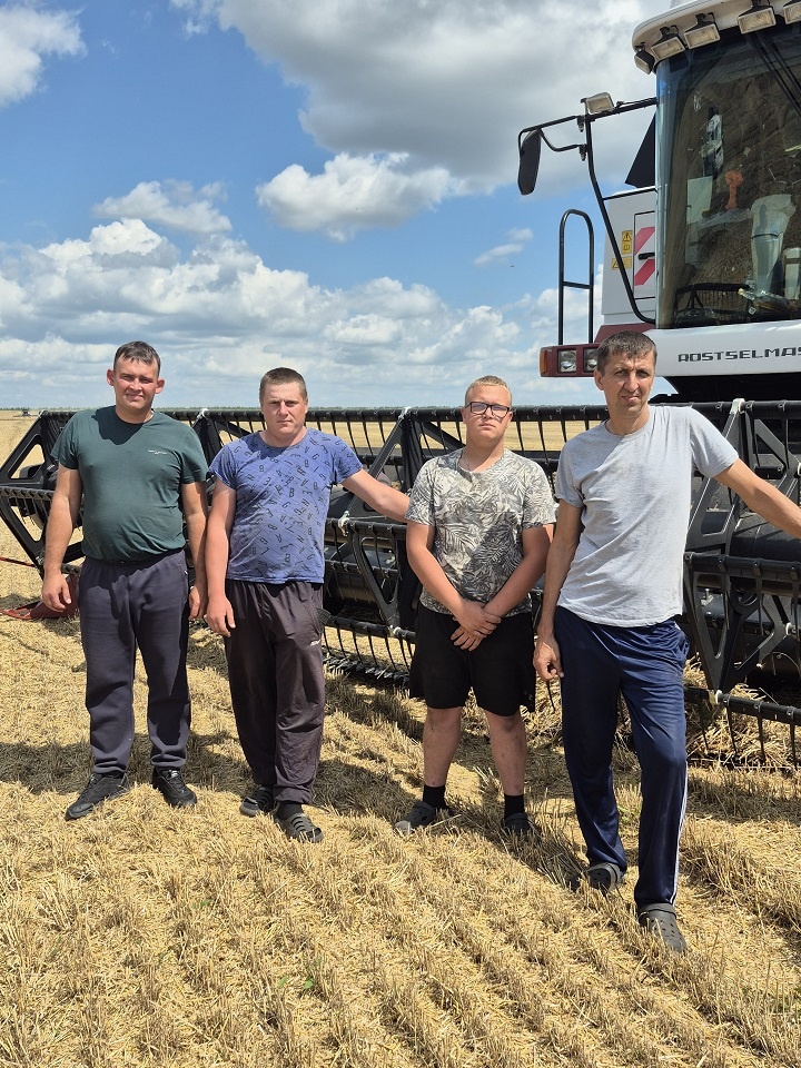 Агроном Иван Сафонов, комбайнёры Евгений Киселёв с помощником Кириллом Ерашовым и Андрей Ушаков. Фото Азат Мусин, «Шешминская новь».