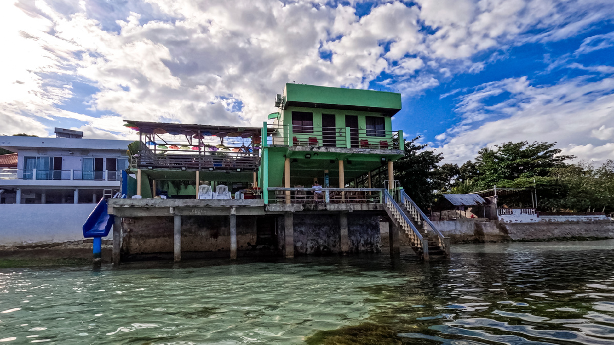 Вид на отель со стороны моря