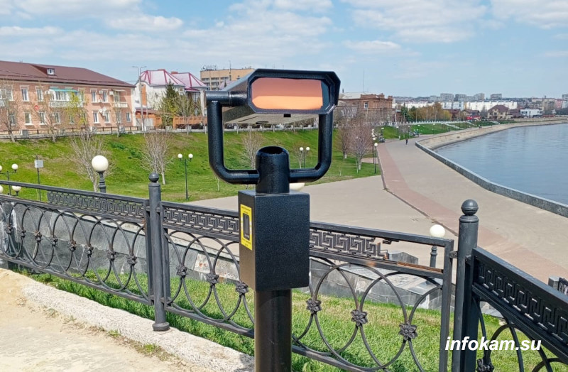    Смотровой бинокль на набережной Камышина у музея