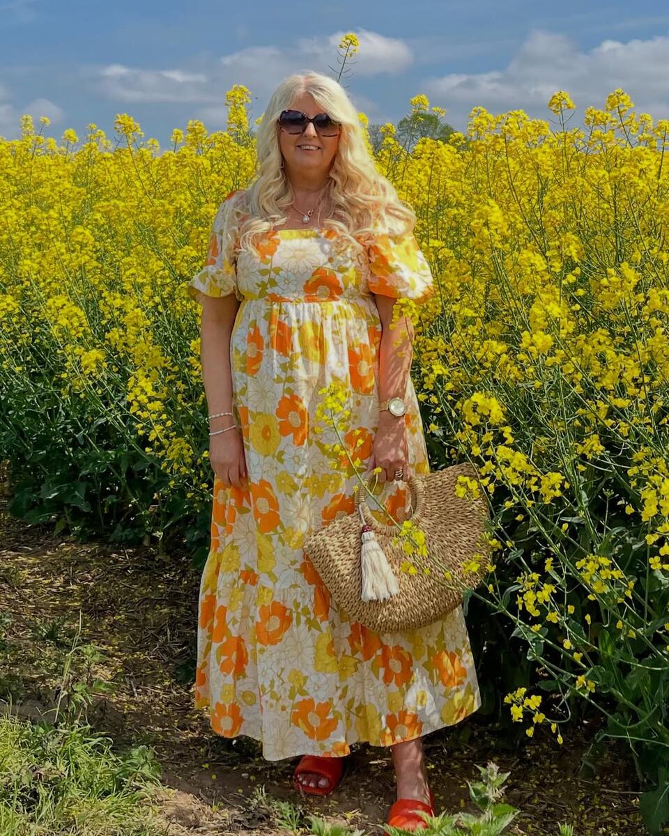 На фото: оранжево-жёлтое платье макси с рукавами-фонариками