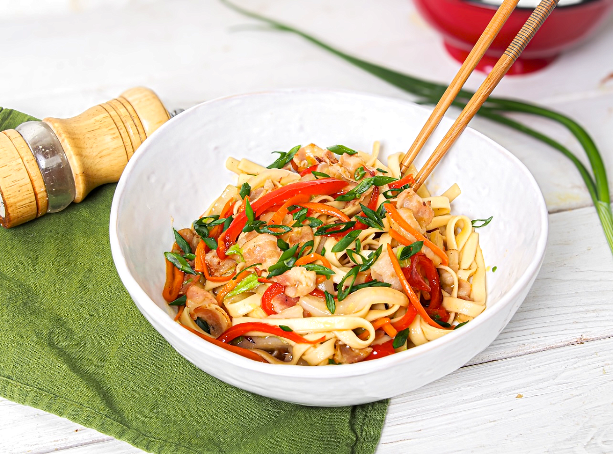 Ло мейн с беконом свежими овощами