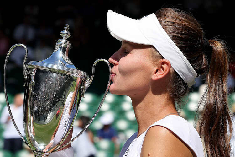    Вероника Кудерметова впервые выиграла титул «Большого шлема», став чемпионкой Уимблдона в парном разряде.   
Фото: John Patrick, Keystone Press Agency, globallookpress.com