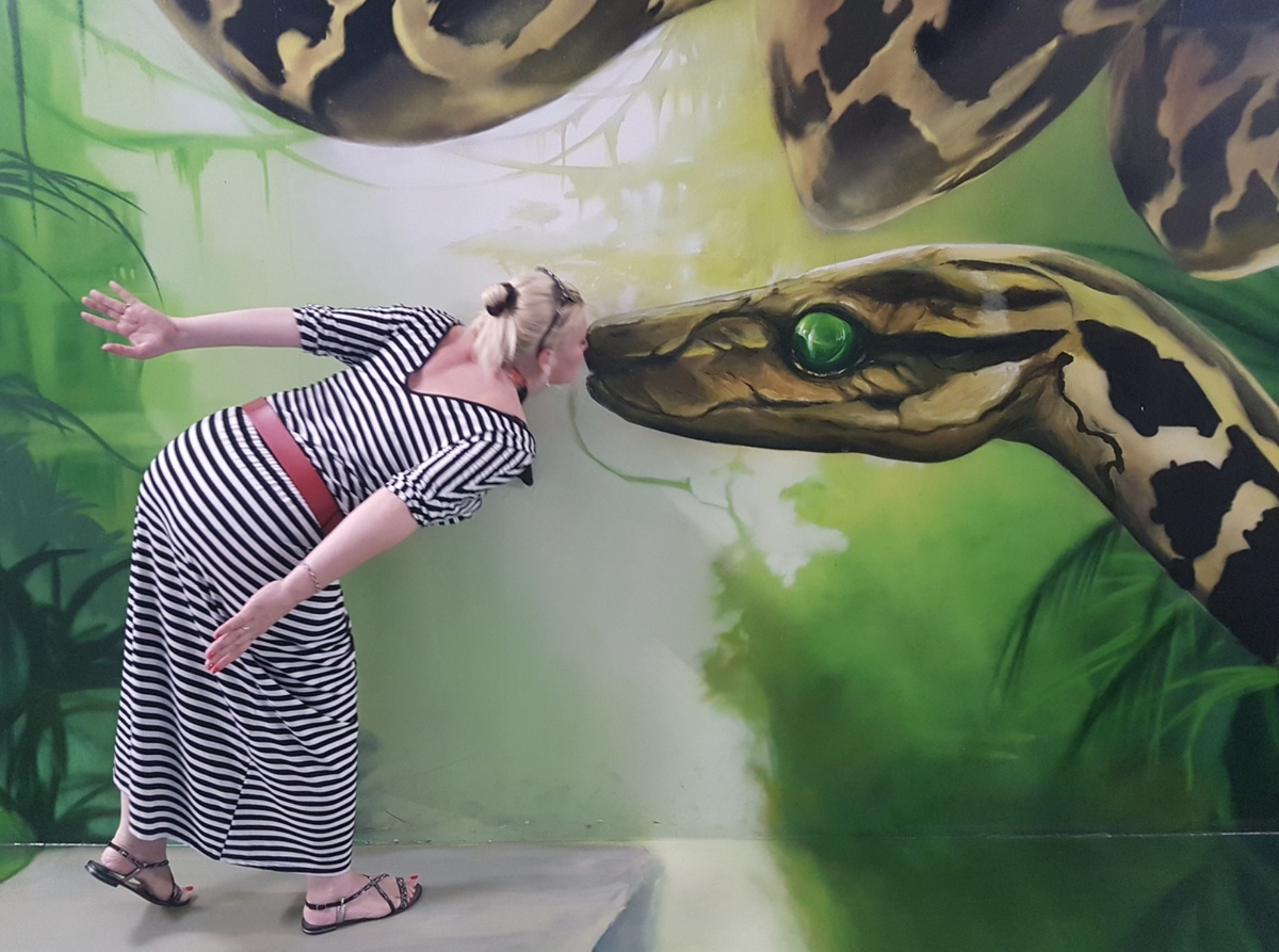 🐍ХОЧУ БЫТЬ ЗМЕЕЙ.. ЛЕЖИШЬ ЛЕЖА, СИДИШЬ ЛЕЖА, ХОДИШЬ ЛЕЖА, ЕШЬ  ЛЕЖА 


Я из тех людей, которые пугаются мышей или тараканов, выскочивших из-под ног. 🦟🐜🪰 Поэтому хочу поделиться важной инфой.

В Тайланде полно всякой гадости, так что можно вместо классного отдыха получить настоящий кошмар.

Однажды мы возили группу туристов в джунгли на ночёвку (клиент так захотел). Мы поселили их в дома с низкими полами. После дождя к ним начали заходить всякие твари: слизняки, скорпионы, многоножки, тараканы, жабы и пауки. И, конечно, никто из них не помогал устраивать релакс терапию.

Совет затыкать щель между дверью и полом в Таиланде не на пустом месте придумали. В некоторых домах двери настолько высоко, что туда может пролезть даже маленькая змейка. Поэтому лучше жить на третьем этаже и выше — там никого нет! А ещё меня в Тайланде здорово выручает плохое зрение. Без очков можно не бояться, что это за волосатое нечто летит, а подумать: "Ну, наверное, это просто бабочка".🦋🦋🦋🦋🦋

💥Кто-нибудь испытывал  эмоции  от таких же встреч ☀️❓‼️❓
Делитесь в комментариях‼️‼️‼️