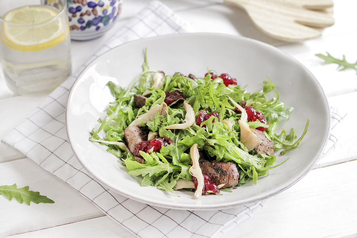 Салат с куриной печенью, вешенками и клюквенным вареньем