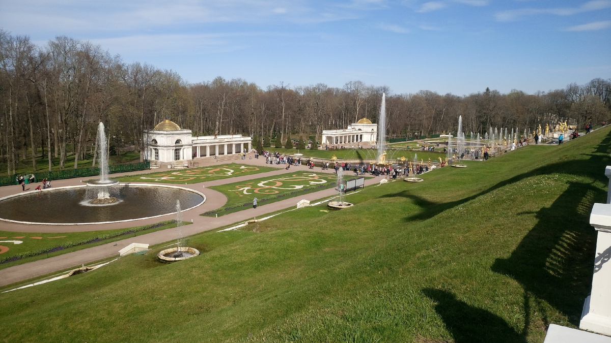 Воронихинские колоннады – расположены по западную и восточную стороны от Морского канала.