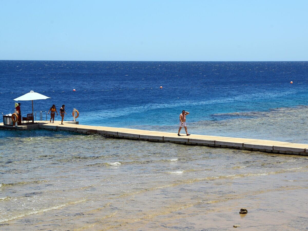    Туристы во время отдыха на пляже Хургады© РИА Новости / Ахмед Махмуд