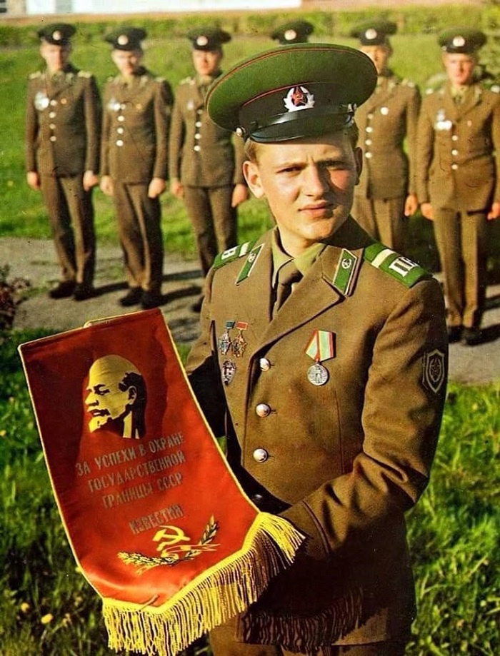 Фото времен СССР. Что делает молодой солдат?