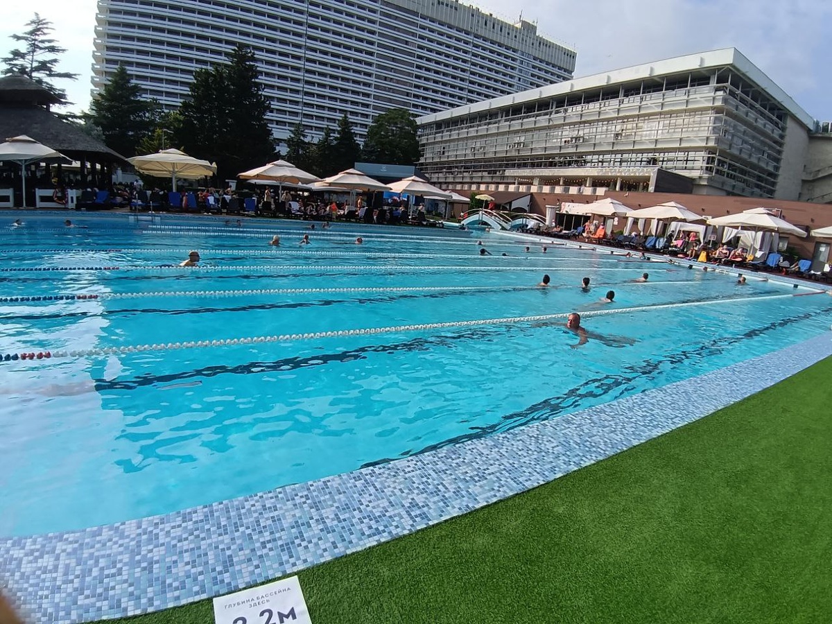 Глубина бассейна в "Жемчужине" - от 2,2 метра до 5,5 метров. Фото автора. 