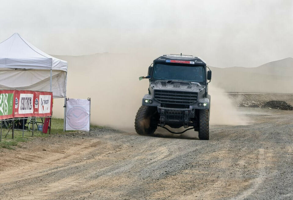    Зрелищный финиш КАМАЗа со сломанной подвеской. ВидеоШелковый путь