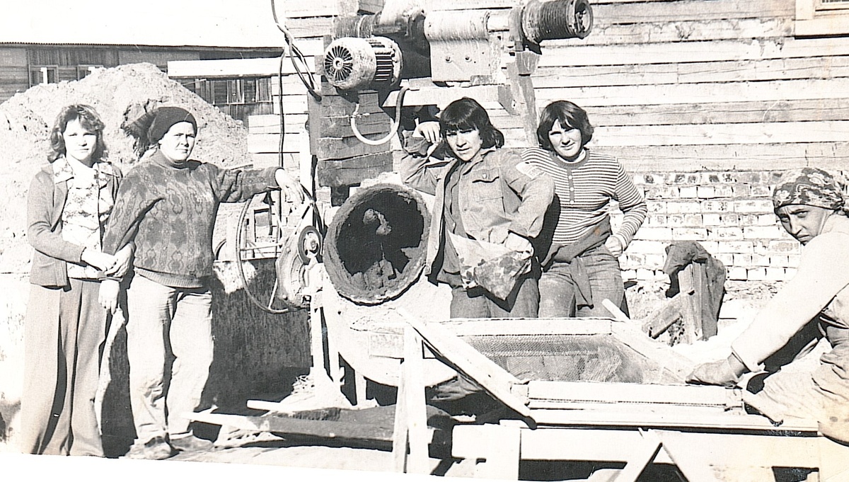 Галина работает штукатуром-маляром... На строительстве школы №7