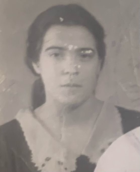 Здесь нашей героине 16 лет, фото в военном билете