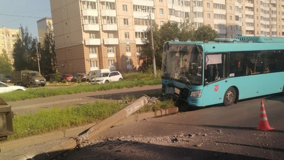   ДТП на проспекте Большевиков 17 июля. Автор фото: t.me/Megapolisonline