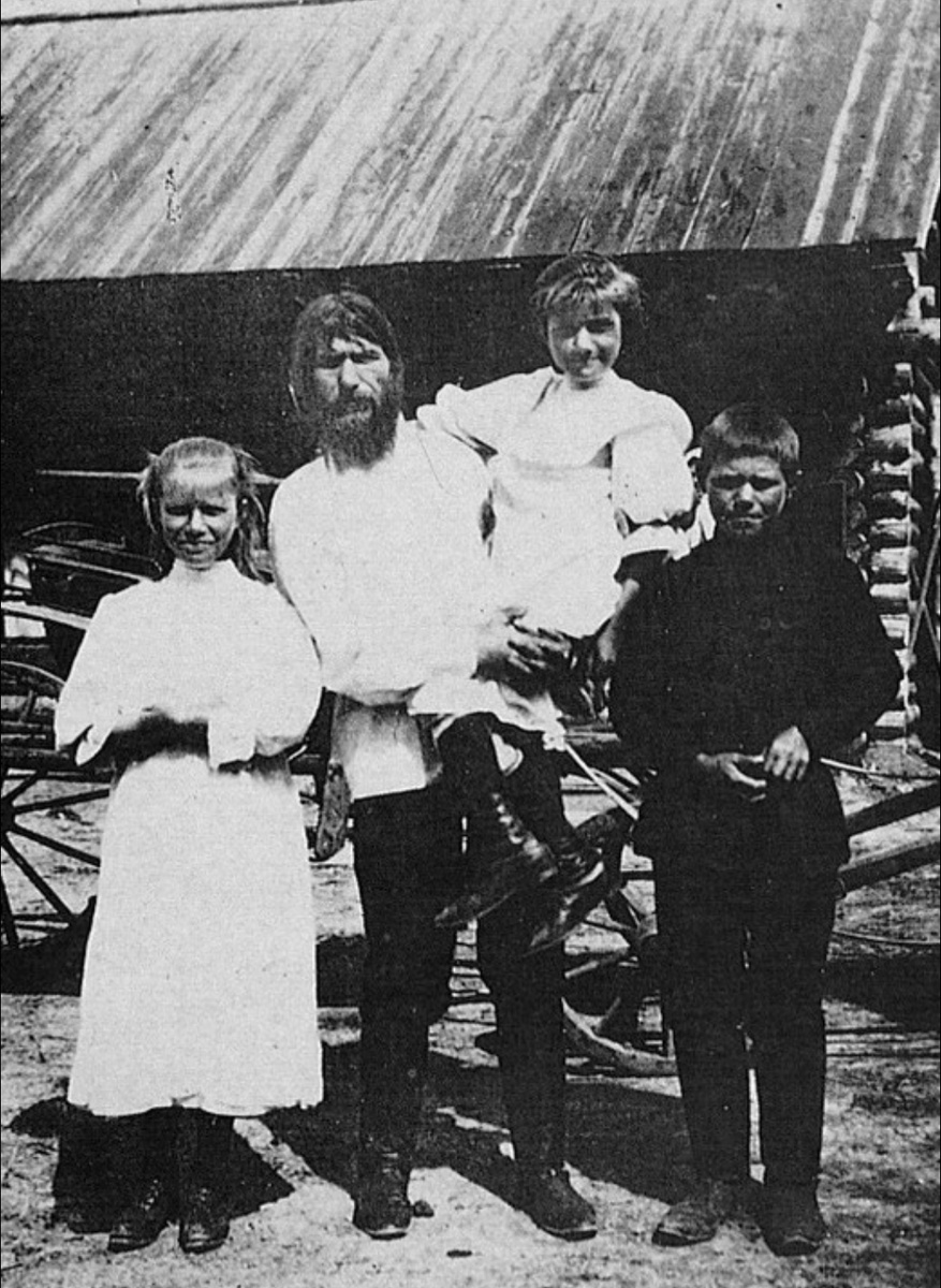 Григорий Распутин с епископом Феофаном и с детьми, из интернета.