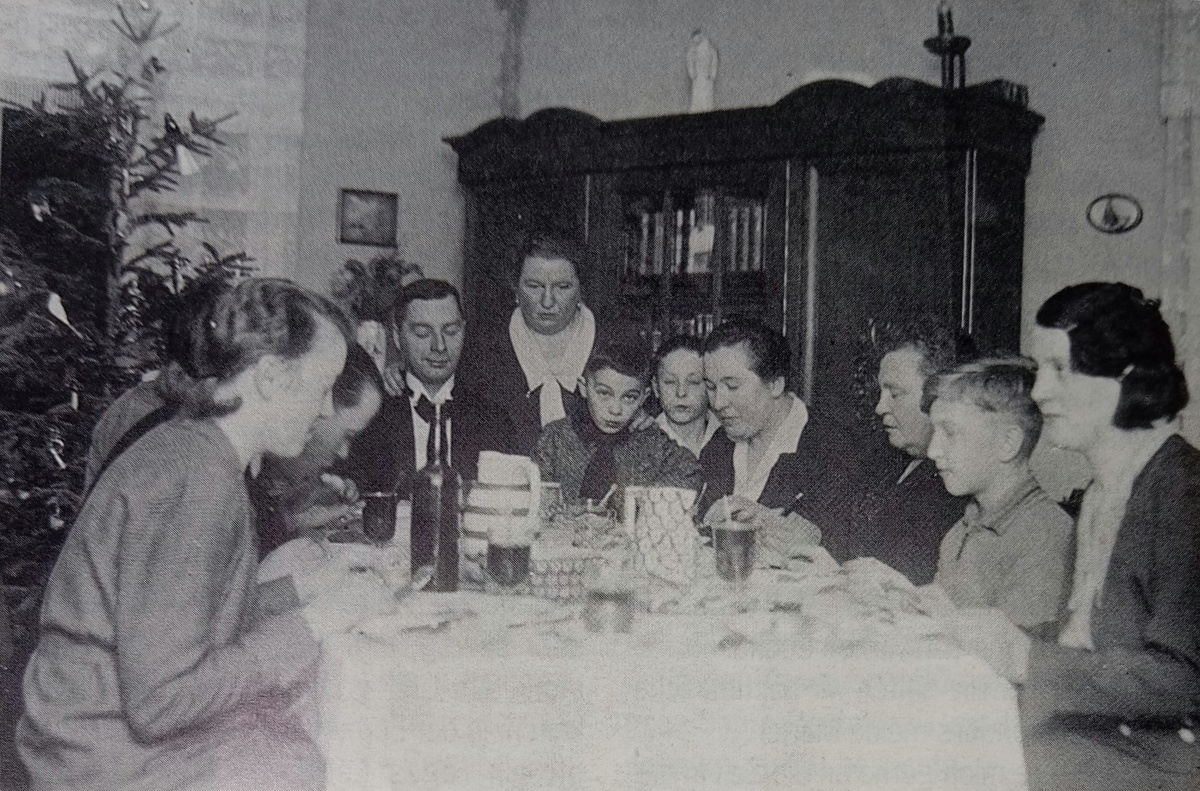 Мой 11-й день рождения на Грауденцерштрассе. Фотографию сделал господин Шааль в нашей гостиной со вспышкой. В центре моя мама, папа и я.