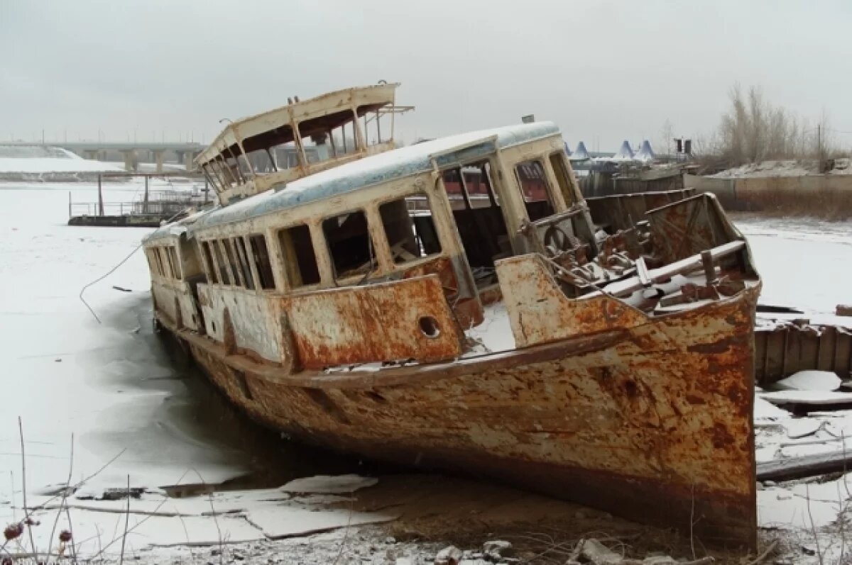    В Омской области суд обязал мужчину поднять корабль со дна реки