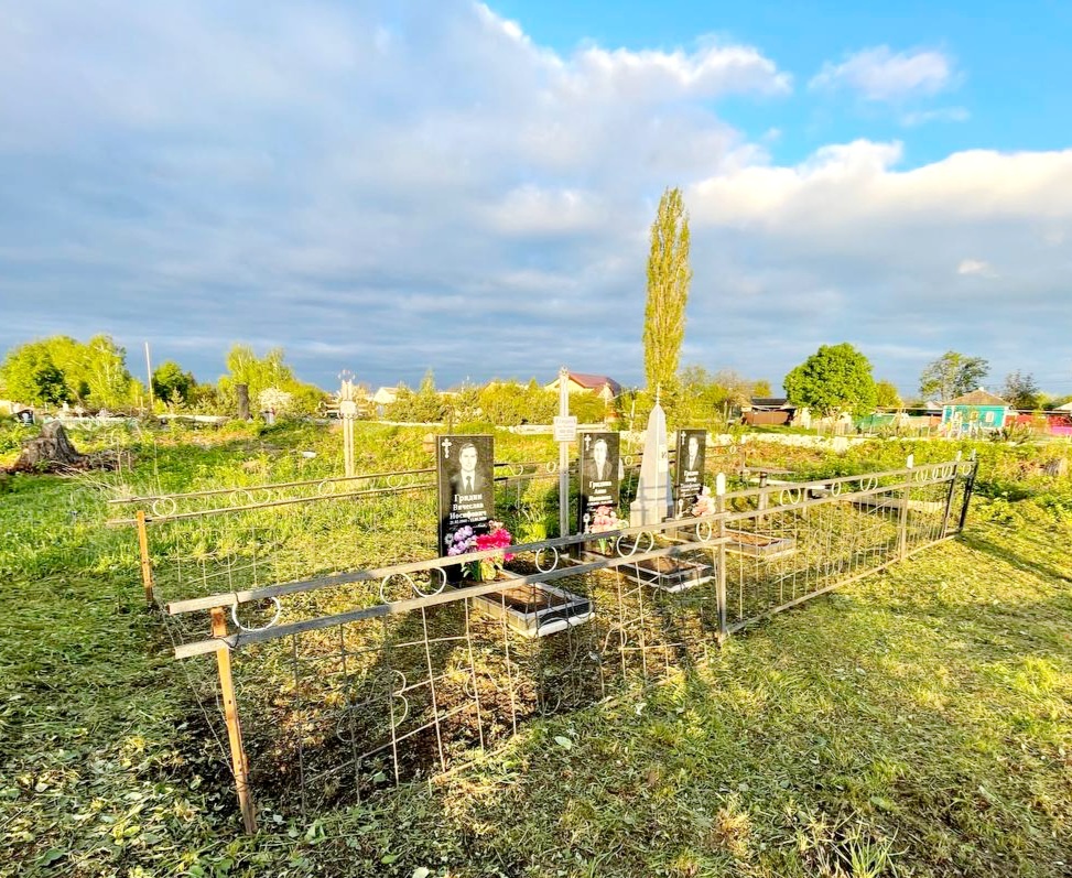 Июль 2024 года. До "войны" неделя... Кладбище города Суджа...