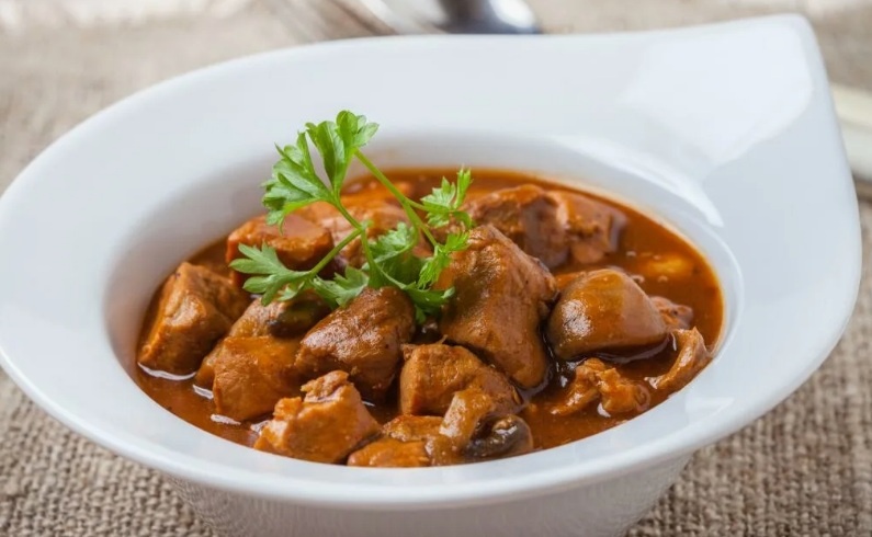 свиной гуляш