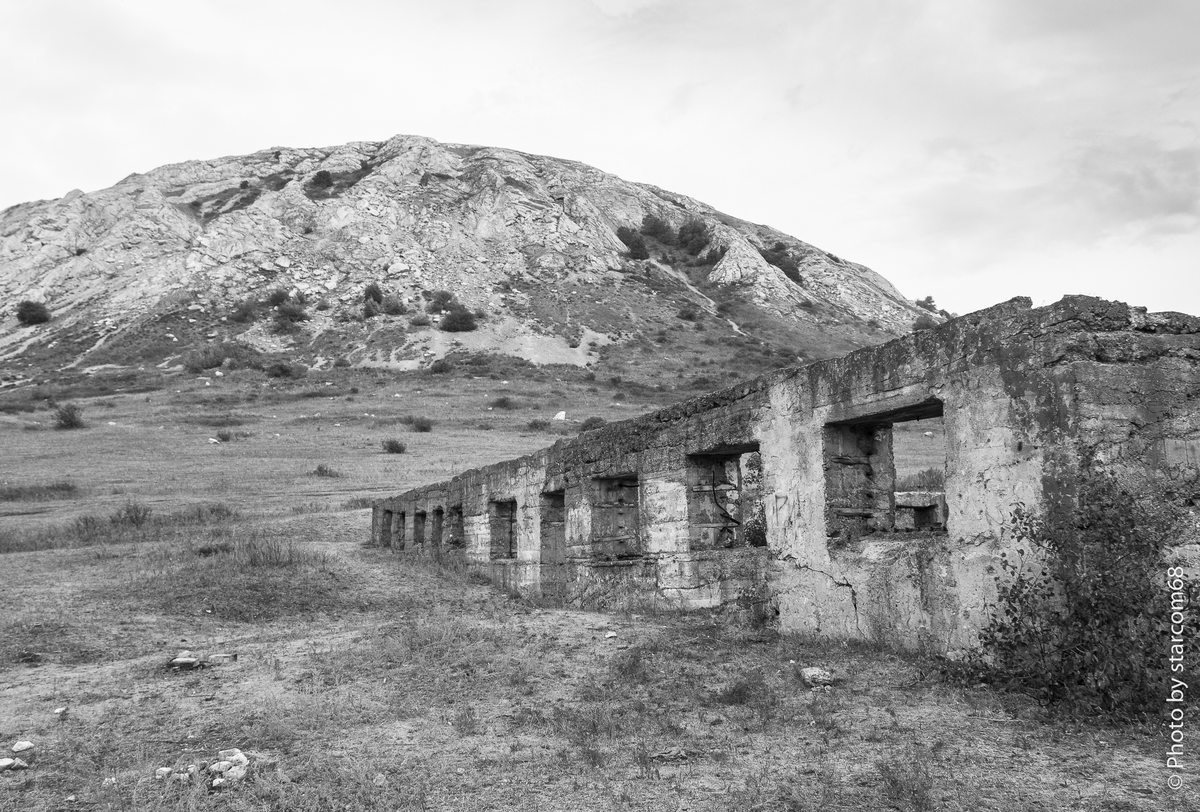 Здание ШИЗО лагеря № 0016 у подножия шихана Торатау